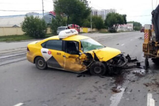 На Эльмаше водитель такси не заметил трактор на дороге и влетел в него