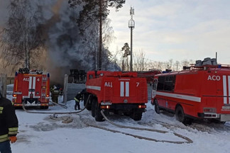 На Эльмаше загорелся цех по производству краски, забитый газовыми баллонами