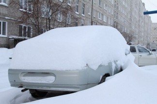 Скорой не проехать, беременным не пройти. В Екатеринбурге рабочие засыпали роддом снегом с проезжей части