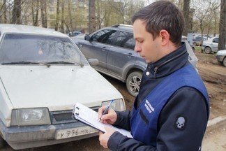 «Поступает много жалоб от жителей на парковку в сквере»: квартальные района провели рейд по борьбе с автохамами