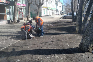 Весенняя уборка в Орджоникидзевском продолжается