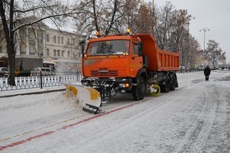 Коммунальщики пообещали убрать накат и колеи с дорог Екатеринбурга