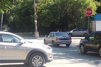 На проклятом перекрестке Эльмаша, где часто бьются машины, вместо светофора установили знак «Стоп»