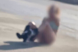 В Екатеринбурге женщина разделась на перекрестке и бросалась грудью на машины