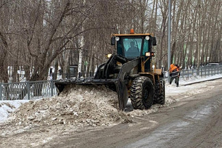 В Орджоникидзевском продолжается уборка снега