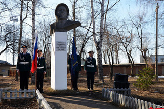 В школе № 112 прошла торжественная линейка, посвященная Дню космонавтики