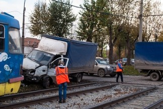 На проспекте Космонавтов столкнулись ГАЗель и трамвай