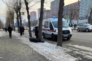 На проспекте Космонавтов обнаружили труп. Тело лежало прямо на остановке