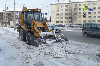 В районе продолжается работа по уборке снега и наледи