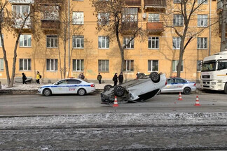 На Уралмаше Lada Granta перевернулась на крышу посреди дороги