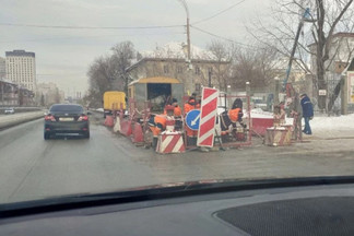 На Уралмаше начали ремонтировать участок дороги, где машины подбрасывало в воздух на асфальтовых волнах