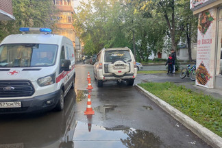 Водитель внедорожника сбила ребенка на велосипеде во дворах на Уралмаше