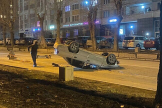 На Эльмаше водитель угодил в открытый люк. Машина перевернулась