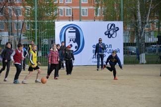 Заканчивается реконструкция корта на ул. Новаторов, 12