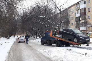 На Уралмаше начали эвакуировать автомобили, мешающие уборке улиц от снега