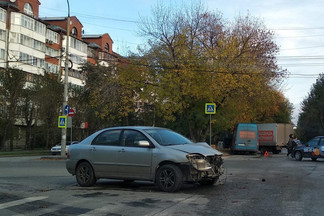 На Уралмаше машина налетела на дорожный знак и он рухнул на пешехода