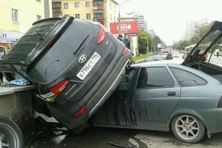 ДТП на Уралмаше: внедорожник «заскочил» на отечественную легковушку