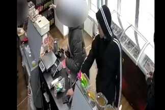 Камера наблюдения сняла, как в магазине на Эльмаше покупатель украл смартфон продавца
