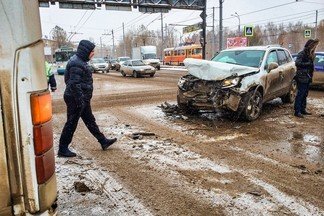 "Все пассажиры в шоке": на Уралмаше Volkswagen Touareg протаранил автобус