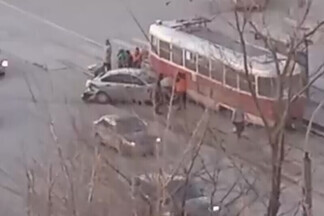 Вчера на Уралмаше случилось ДТП с участием двух машин и трамвая.