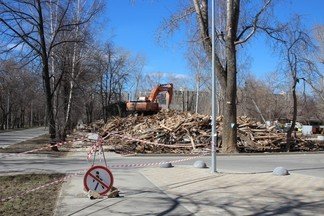 В выходные экскаватор разнёс два деревянных барака на Уралмаше