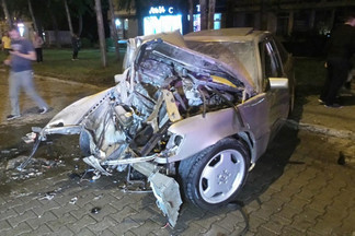 Пытался обогнать Chevrolet: у метро «Уралмаш» Mercedes на огромной скорости врезался в столб