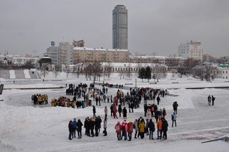 250 волонтеров выстроились в слово "ЖИЗНЬ"