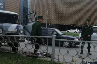 «Вытягивали из-под машины вместе с военными». В Екатеринбурге УАЗ влетел в ограждение и перевернулся