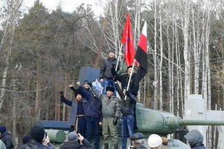 Екатеринбургские националисты устроили фотосессию на танке у парка "Победы" и политдискуссию в трамвае