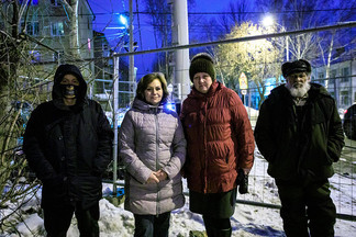 Екатеринбуржцы пятые сутки дежурят у вышки связи на Уралмаше.