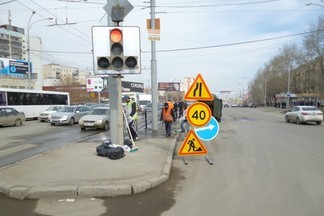 В Орджоникидзевском районе началась помывка и покраска дорожных ограждений