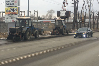 За выходные с дорог и тротуаров района вывезено более 20 тонн грязи