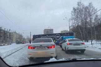 На Уралмаше утром выросла пятикилометровая пробка. Рассказываем, что случилось