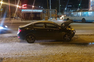 На Уралмаше мужчина на ZAZ поехал на красный и устроил ДТП, в котором пострадали его пассажирки