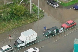 «Воду из подъездов пришлось вычерпывать тазиками»: на Эльмаше устраняют последствия сильного ливня