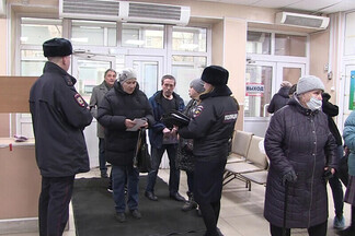 На Уралмаше участковые посетили городскую больницу № 14, чтобы рассказать пенсионерам, как не попасть на уловки мошенников