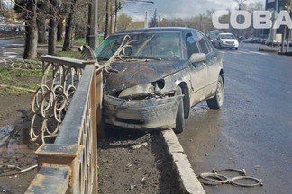 На Уралмаше легковушка на полном ходу влетела в металлическое ограждение