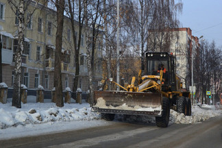 В Орджоникидзевском продолжается уборка снега