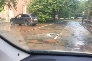 Во дворе на проспекте Космонавтов утром из-под асфальта забил фонтан: видео