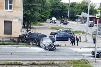 Одна загорелась, вторую отбросило в дом: на Уралмаше столкнулись две  иномарки