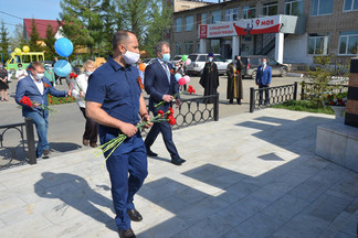 Игорь Володин, Роман Кравченко и депутаты от Орджоникидзевского района возложили цветы к мемориалу павшим воинам в посёлке Садовый