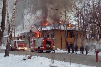 Пламя охватило весь дом: на Эльмаше сгорел двухэтажный барак