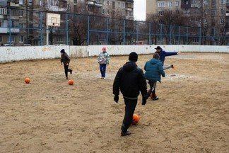 «Чтобы ребята выходили во двор и играли»: на Уралмаше открылась бесплатная футбольная секция для детей