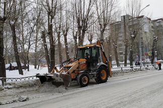 Служба благоустройства продолжает уборку снега с улиц района