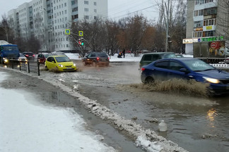 На Эльмаше из-за прорыва трубы дороги затопило холодной водой