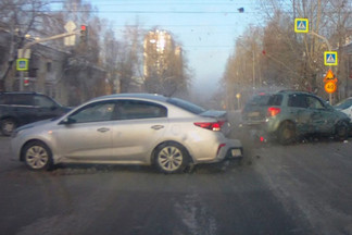 Занесло на большой скорости: авария с пятью машинами на Эльмаше попала на видео