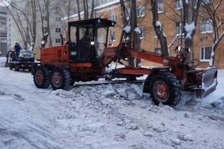 В Орджоникидзевском районе ведется уборка снега с автоэвакуатором