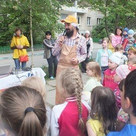 Игорь Володин организовал яркие семейные праздники в двенадцати дворах Орджоникидзевского района