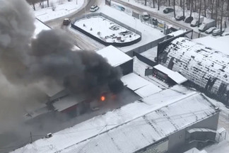 На улице Старых Большевиков вспыхнул автосервис "ЛокАвто"