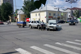 «Удар был мощный, реанимация приехала»: на Уралмаше столкнулись внедорожник и ВАЗ